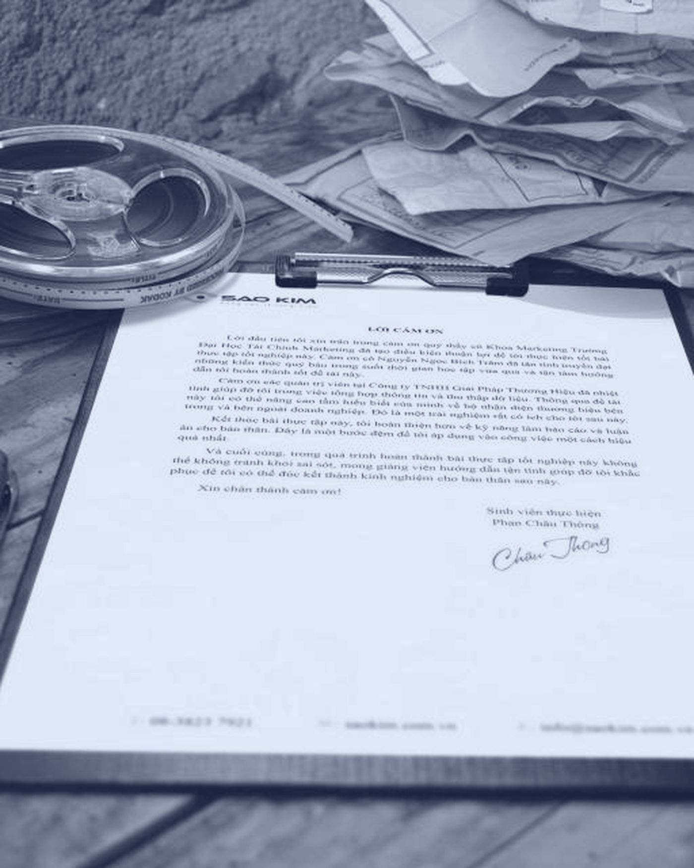 Un documento firmato su una scrivania